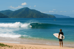 pantai Sumbawa dengan ombak besar dan aktivitas surfing