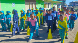 ilustrasi anak sekolah melakukan aktivitas fisik ringan di halaman sekolah