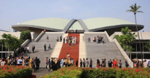 Ilustrasi berita nasional Indonesia dengan aktivitas masyarakat dan dinamika politik 2025