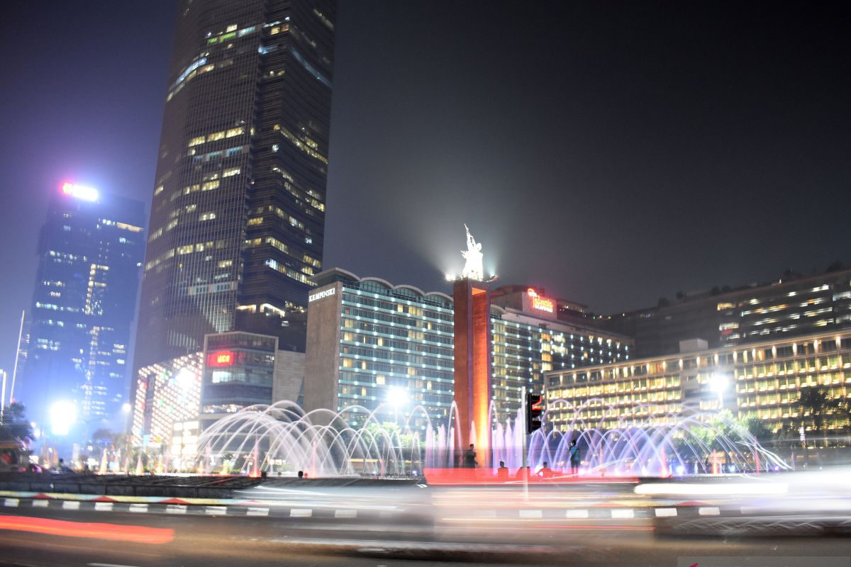 Ilustrasi kota Indonesia modern dengan teknologi digital dan aktivitas masyarakat sebagai gambaran update Indonesia 2025